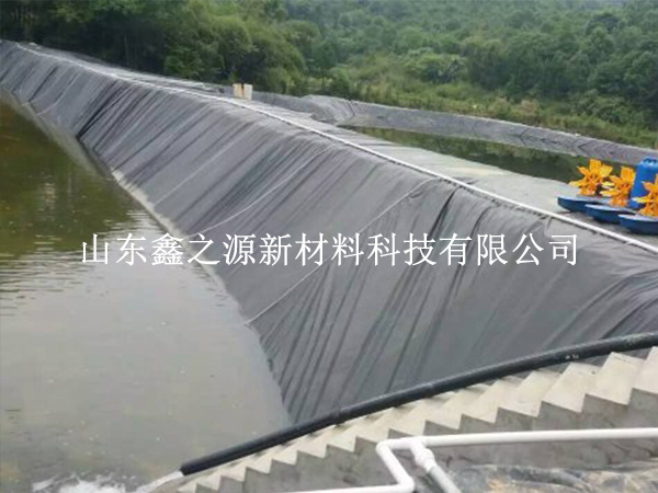 問：魚塘養(yǎng)殖防滲膜的周圍可以貼瓷磚嗎？