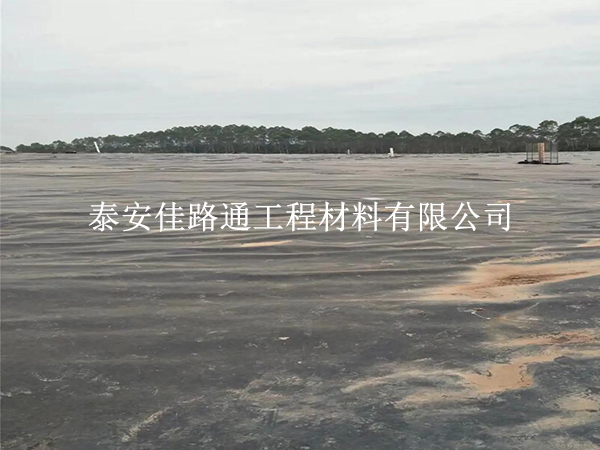 沼氣池黑膜運(yùn)輸“三字訣”：穩(wěn)、護(hù)、查